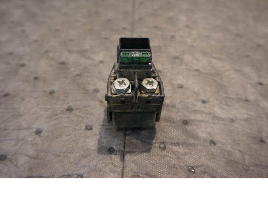 Framsidan på Startrelä från en Suzuki DR 650 -1997 motorcykel.