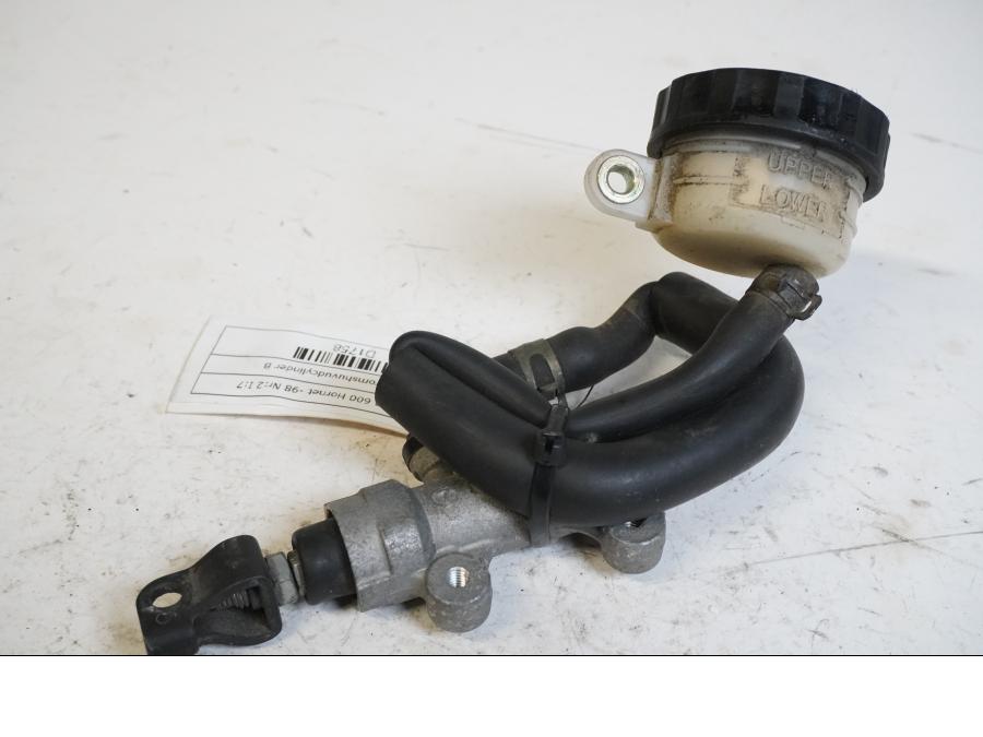 Baksidan på Bromshuvudcylinder från en Honda CB 600 Hornet -1998 motorcykel.