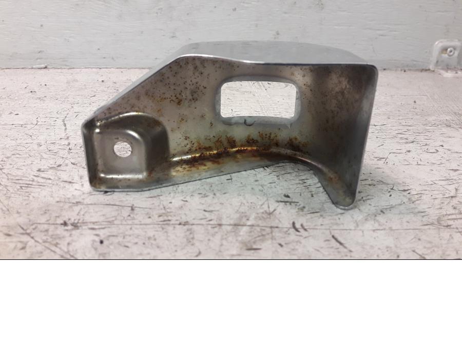 Baksidan på Bromshuvudcylinderskydd från en Suzuki VZ 1600 -2005 motorcykel.