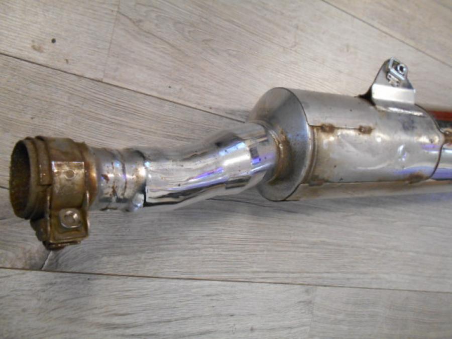 Snett nerifrån på Ljuddämpare från en Yamaha TRX 850 -1996 motorcykel.