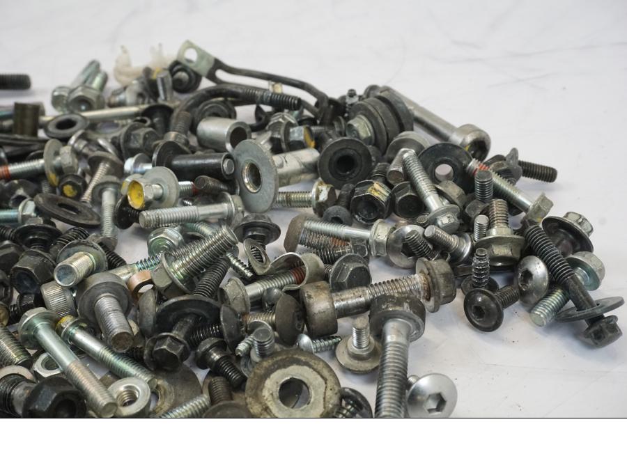 Snett nerifrån på Skruv / Mutter etc från en Honda NT 700 -2008 motorcykel.