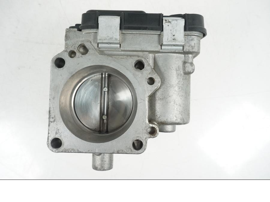 Snett nerifrån på Spjällhus från en Ducati Hyperstrada -2013 motorcykel.