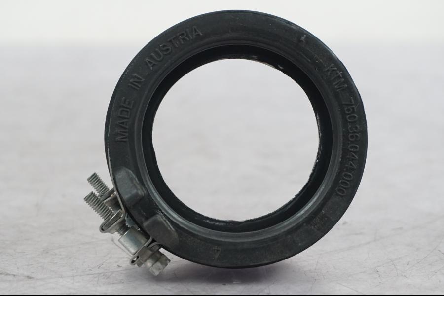 Höger sida på Insug från en KTM 690 SM R -2009 motorcykel.