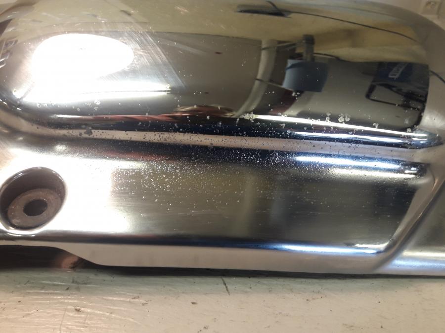 Höger sida på Motorkåpa från en Yamaha XVS 1100 -2001 motorcykel.