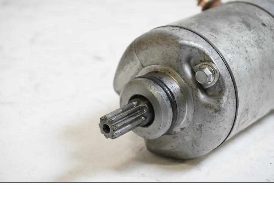 Baksidan på Startmotor från en Yamaha YZF 600 R -1996 motorcykel.