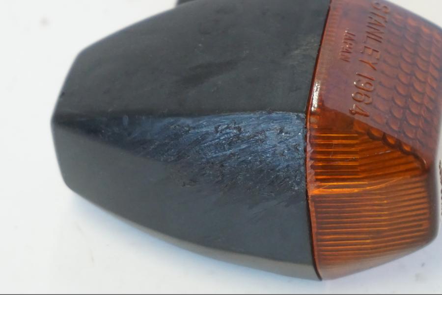 Snett nerifrån på Blinkers från en Kawasaki ZR-7 -2001 motorcykel.