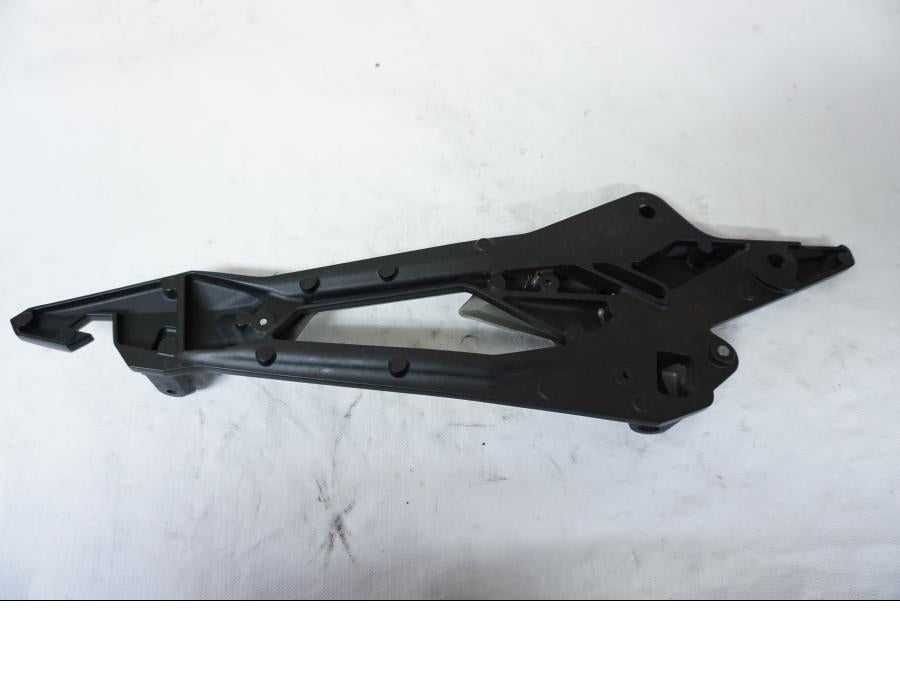 Baksidan på Fotpinnefäste från en Kawasaki Z 800 -2013 motorcykel.