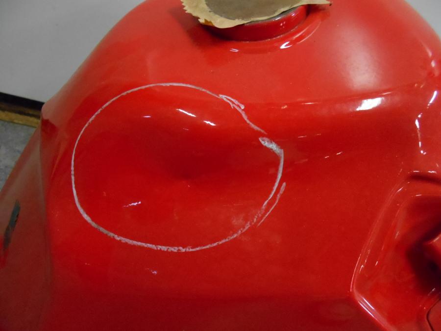 Snett uppifrån på Bensintank från en Suzuki DR 650 -1990 motorcykel.