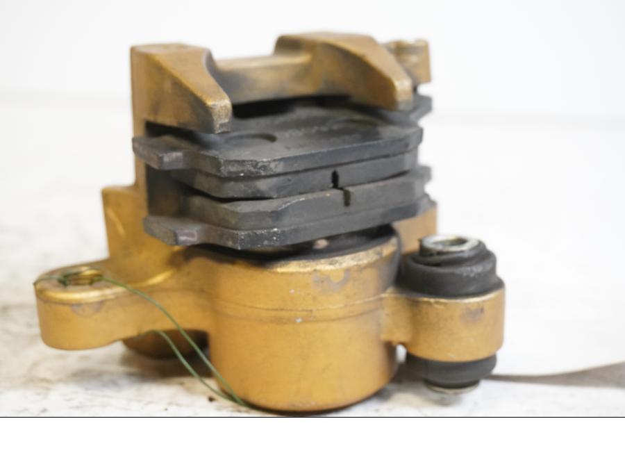 Höger sida pÄ Bromsok frÄn en Triumph Street Triple -2011 motorcykel.