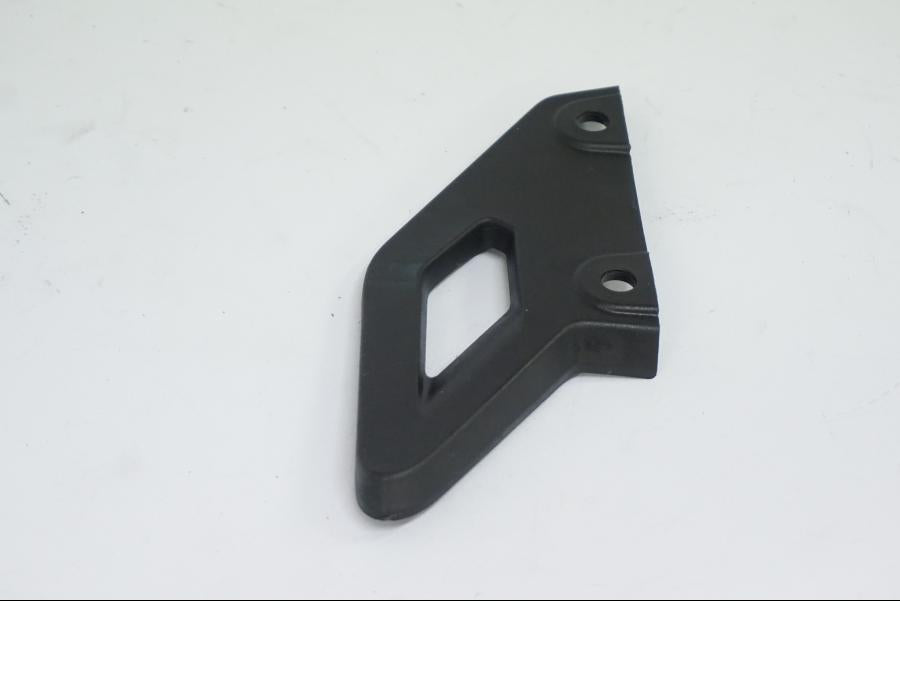 Vänster sida på Fotpinnehälskydd från en Ducati Desert X -2022 motorcykel.