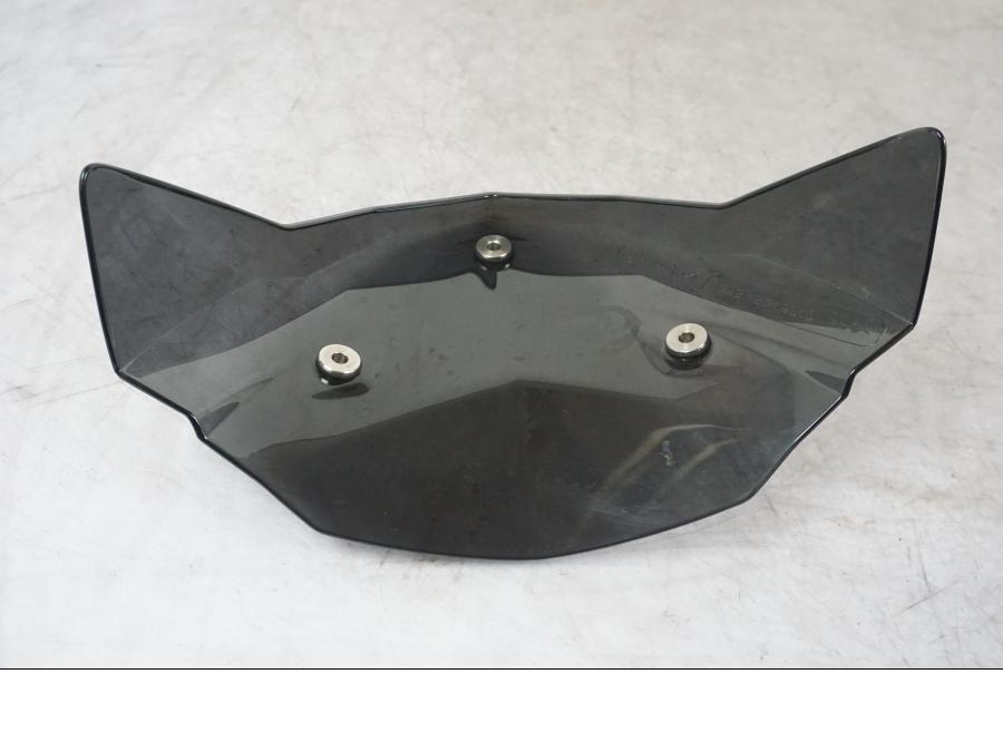 Vänster sida på Vindruta från en BMW F 800 R -2018 motorcykel.