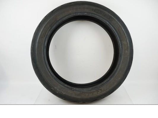 Framsidan på <p>Begagnad däck av märket Michelin och modell Road 5.</p>
<p>Dimension 180/55-17. </p>
<p>Mönsterdjup ca.3mm</p>
<p>Tillv. 38/2021</p> moped.