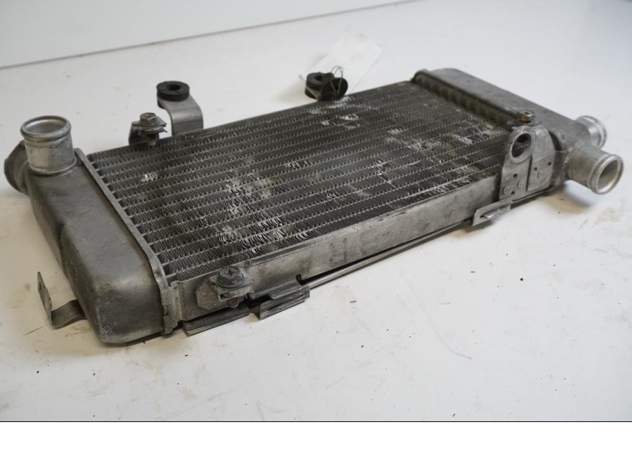 Höger sida på Vattenkyl från en Honda VTR 1000 F -1998 motorcykel.