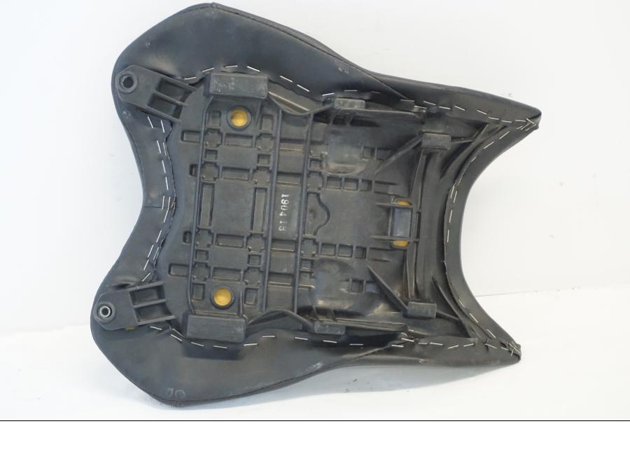 Snett nerifrån på Sadel från en Yamaha YZF R6 -2006 motorcykel.