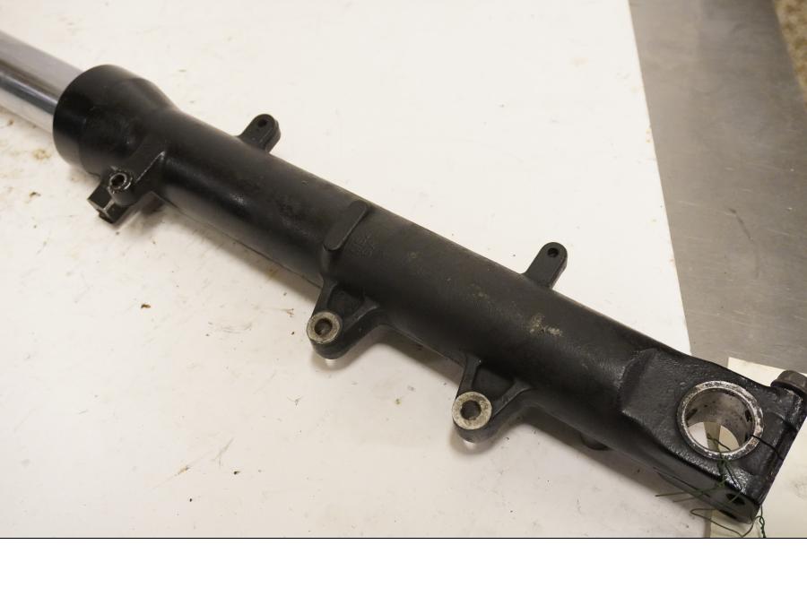 Vänster sida på Gaffelben från en Honda CBR 1000 F -1993 motorcykel.