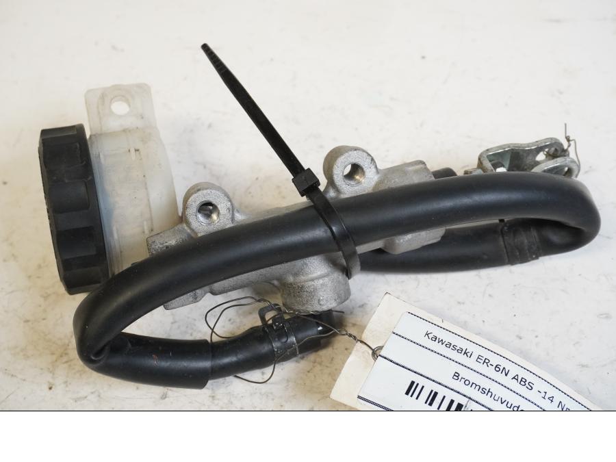 Framsidan på <p>Bromshuvudcylinder bak från Kawasaki ER-6N ABS 2014.</p>
<p>Med behållare. Okej skick.</p> motorcykel.