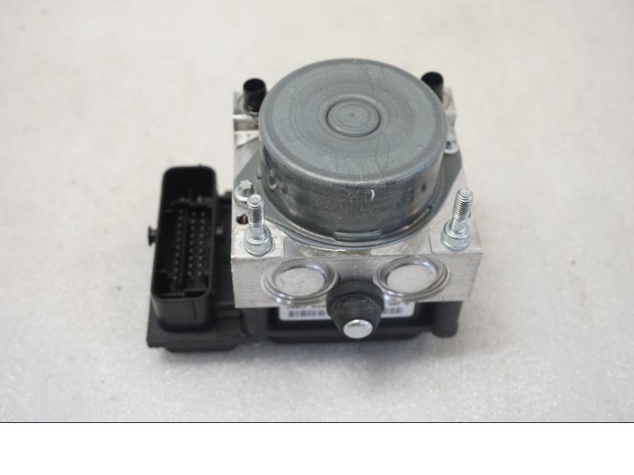 Vänster sida på ABS Modulator från en Ducati Monster 796 -2013 motorcykel.