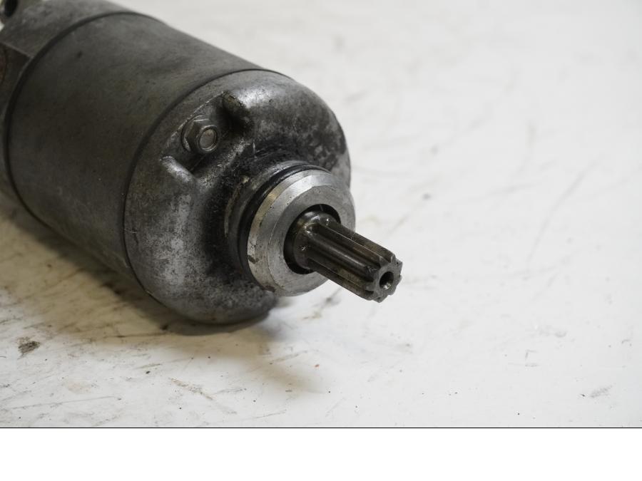 Baksidan på Startmotor från en Yamaha YZF R6 -2000 motorcykel.