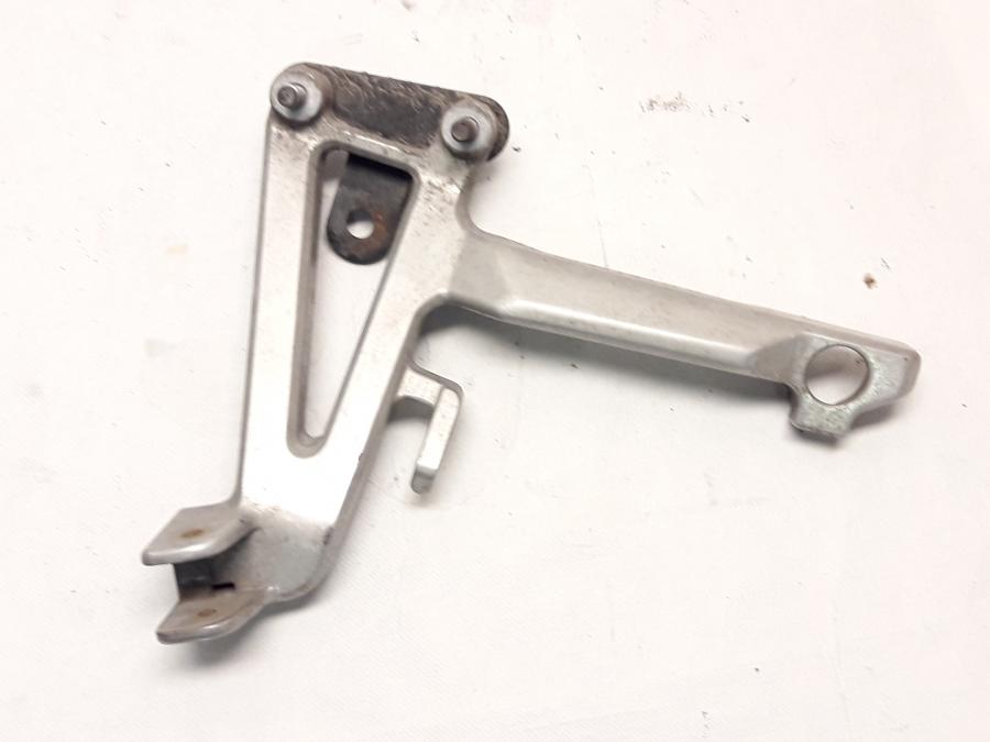 Framsidan på Fotpinnefäste från en Honda CBR 600 -1997 motorcykel.