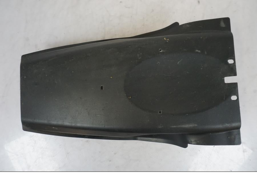 Snett uppifrån på Undertail från en KTM 690 Duke -2014 motorcykel.