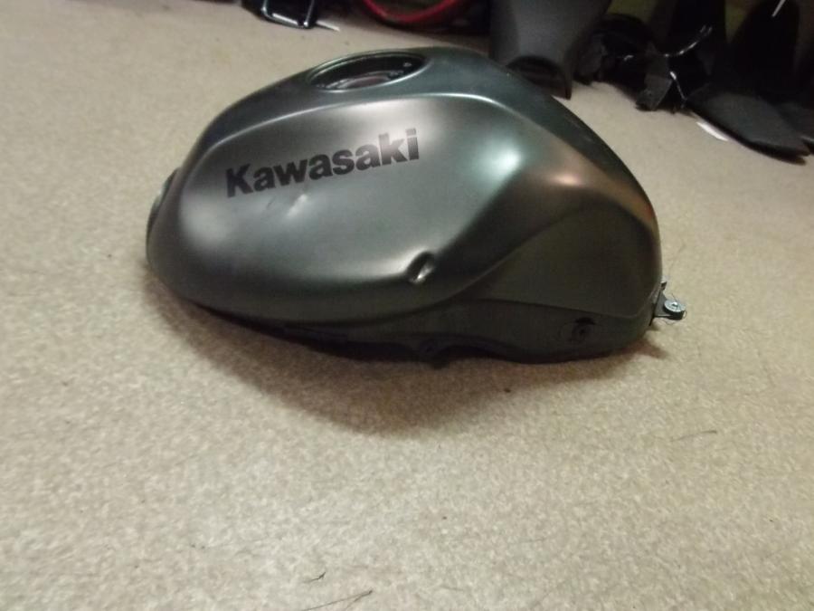 Baksidan på <p>Bensintank från Kawasaki ER-6N ABS 2011.</p>
<p>2st bucklor på vänster sida. Okej skick.</p> motorcykel.