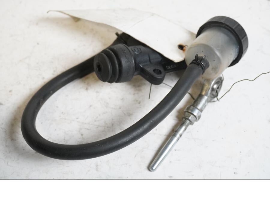 Baksidan på Bromshuvudcylinder från en KTM 690 Enduro -2012 motorcykel.