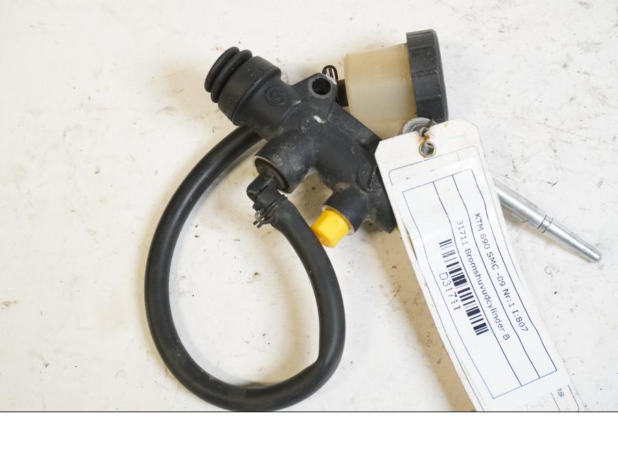 Baksidan på Bromshuvudcylinder från en KTM 690 SMC -2009 motorcykel.