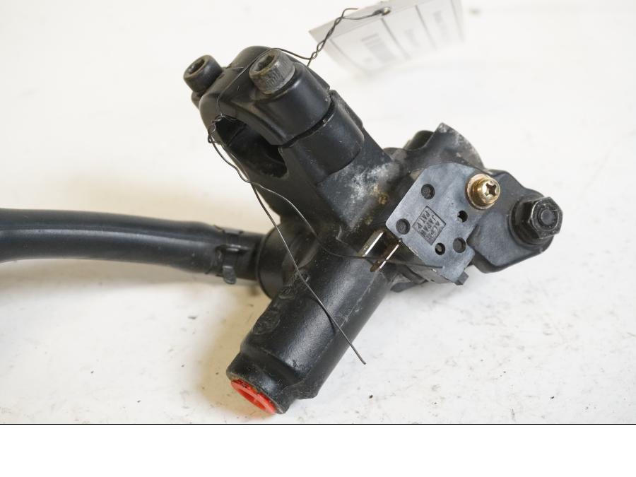 Vänster sida på Bromshuvudcylinder från en Kawasaki ZX-9R -2001 motorcykel.