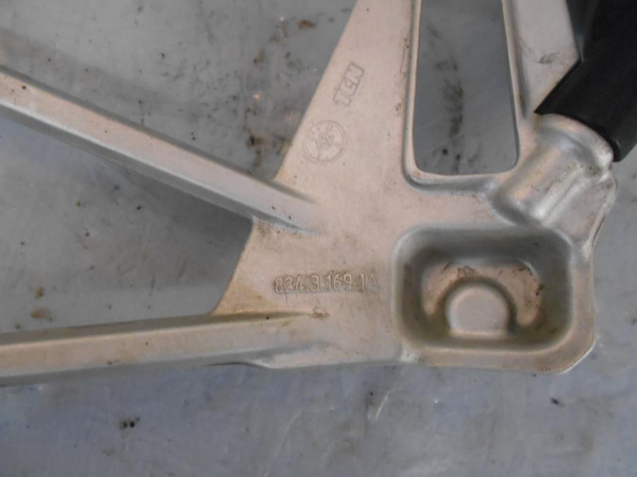 Höger sida på Fotpinnefäste från en Ducati Multistrada 1200 -2012 motorcykel.