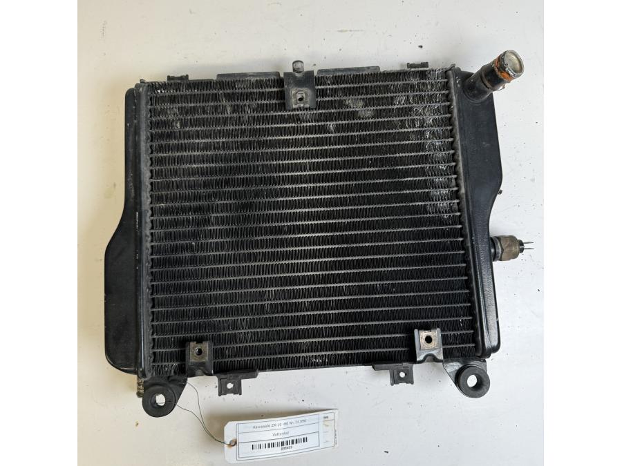Baksidan på Vattenkyl från en Kawasaki ZX-10 -1990 motorcykel.