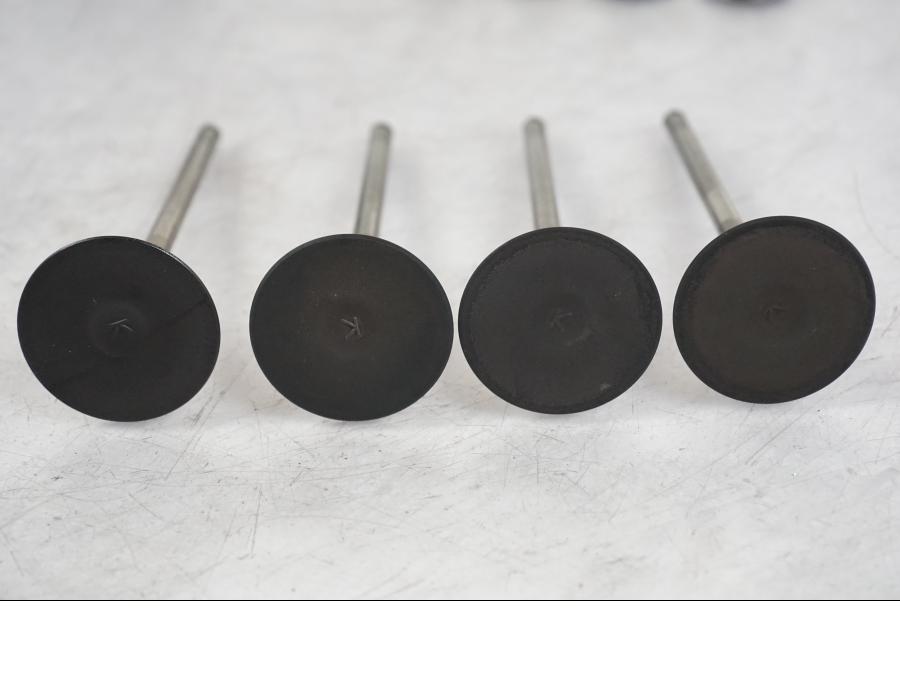 Extrabild4 på Insugsventil från en Kawasaki Z 900 -2019 motorcykel.