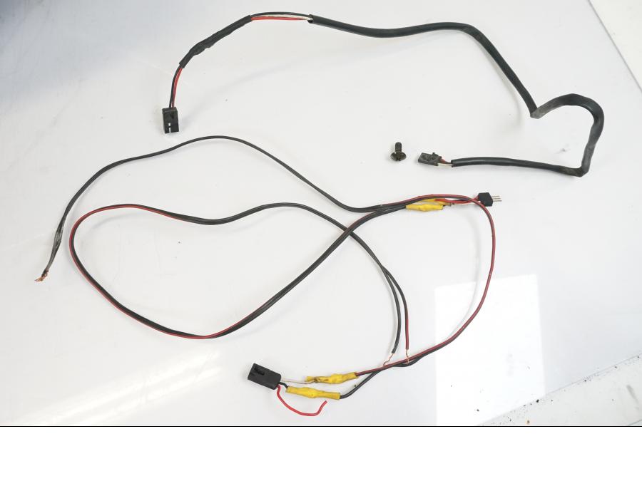 Baksidan på <p>Sidoväska höger från Honda GL 1800 A 2001.</p>
<p>Låsmekanismen är sönder går ej att "låsa"</p>
<p>Locket åker upp så fort du stänger.</p>
<p>Repor finns samt att det saknas en del av kromlisten se bilder. Blinkers. Okej skick.</p> motorcykel.