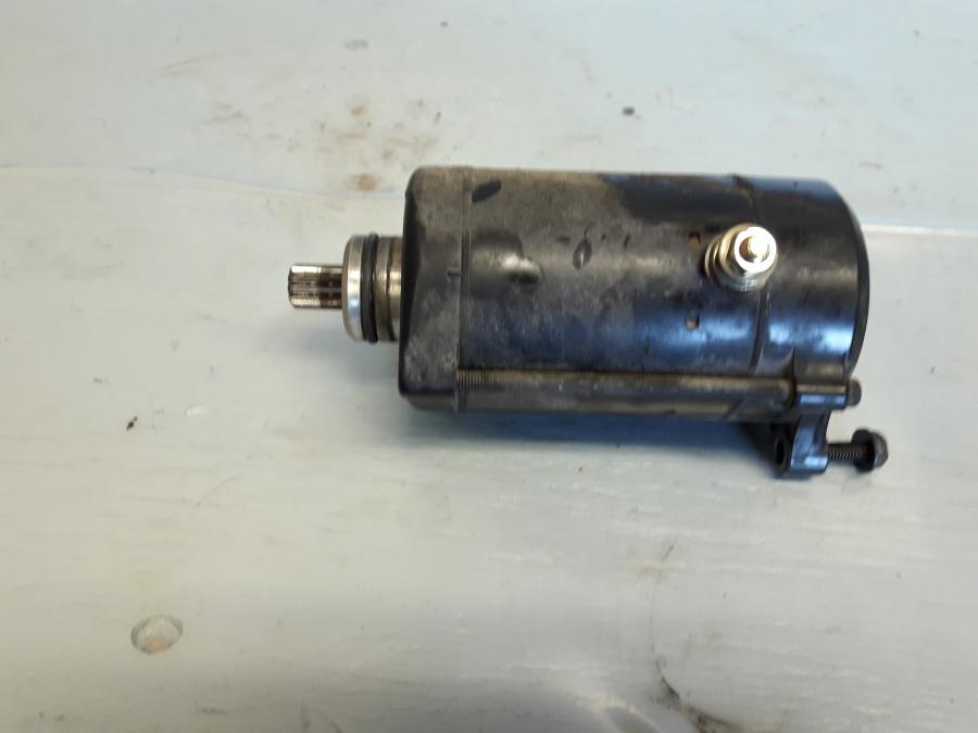 Framsidan på Startmotor från en Kawasaki ZZR 1100 -1990 motorcykel.