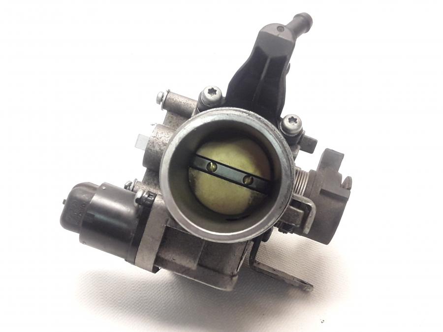 Höger sida på Spjällhus från en BMW F 650 GS -2002 motorcykel.