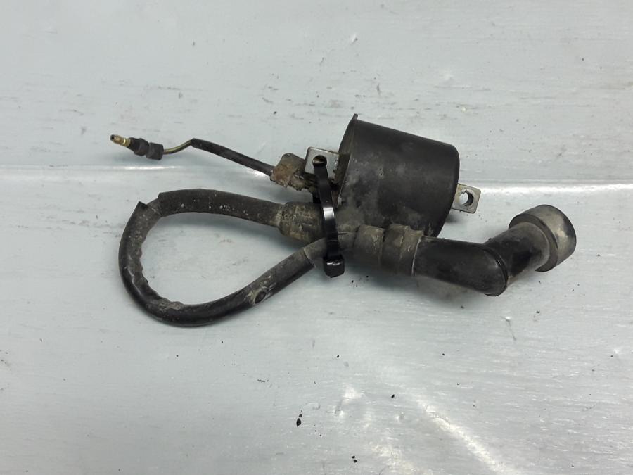 Framsidan på Tändspole från en Honda CBR 125 R -2005 motorcykel.