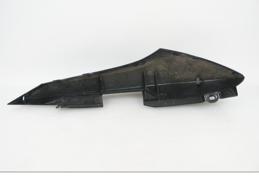 Snett nerifrån på Bakvinge från en Yamaha YS125 -2018 motorcykel.