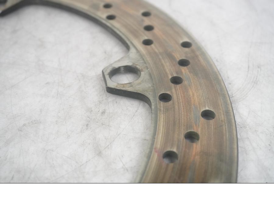 Vänster sida på Bromsskiva från en BMW K 1200 RS -1997 motorcykel.