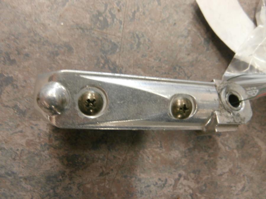 Vänster sida på Fotpinne från en Suzuki GSF 1200 -2005 motorcykel.