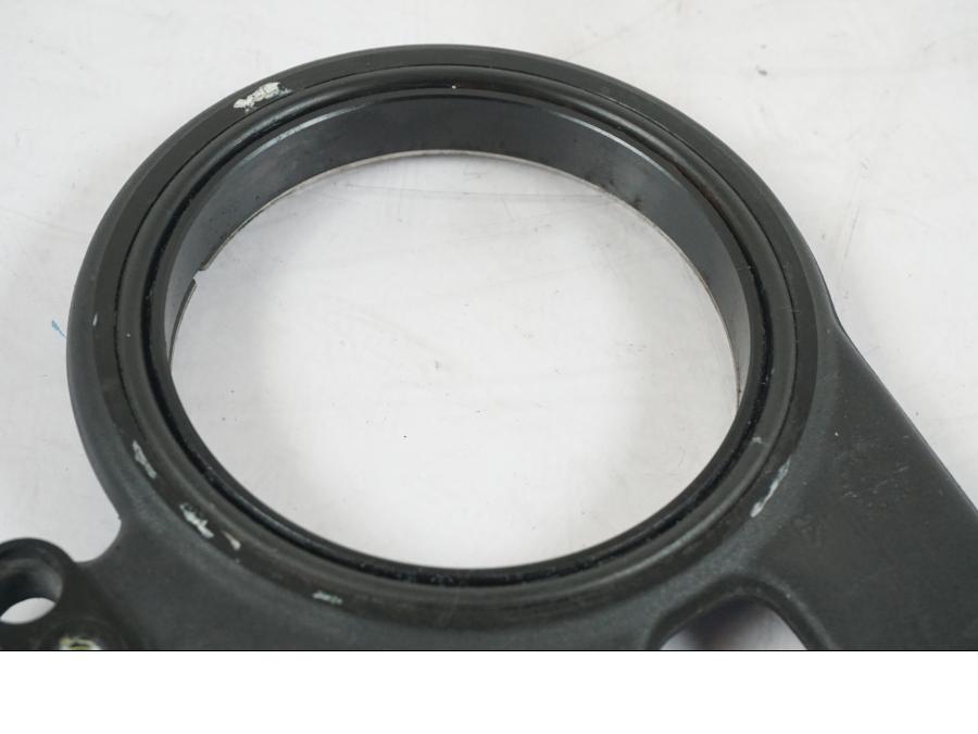 Vänster sida på Bromsoksfäste från en KTM 1290 Super Duke R -2015 motorcykel.