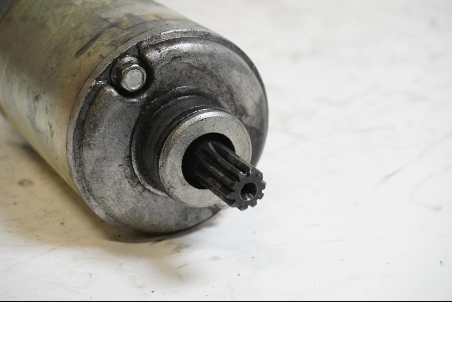 Baksidan på Startmotor från en Kawasaki ZX-6R -1995 motorcykel.