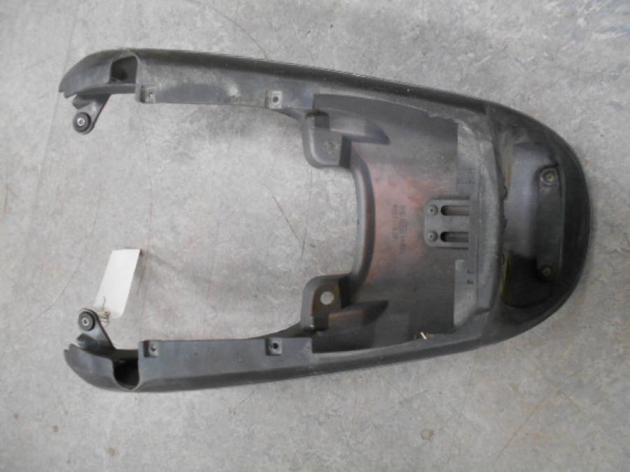 Snett nerifrån på Bakvinge från en Suzuki GSX 750 -2002 motorcykel.