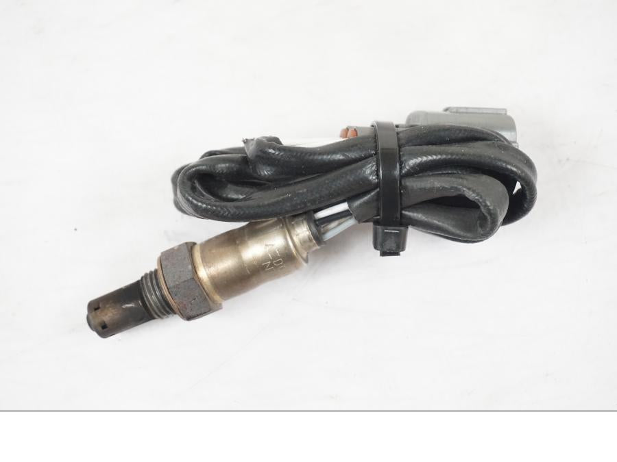 Snett uppifrån på Lambdasond från en Kawasaki ZX-6R -2011 motorcykel.