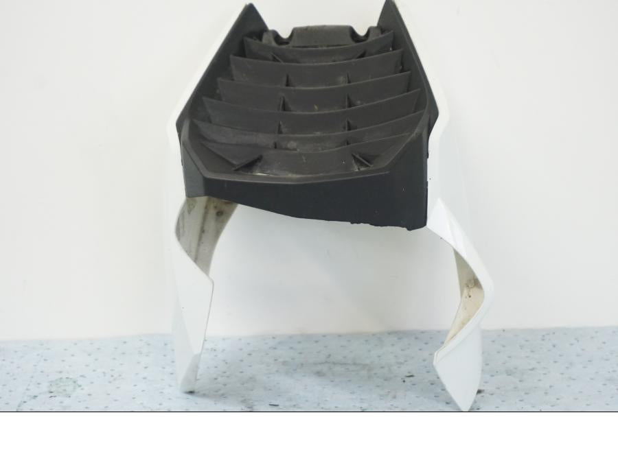 Snett nerifrån på Magkåpa från en KTM 690 Duke -2008 motorcykel.