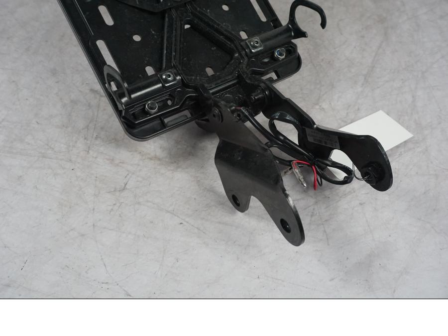 Snett nerifrÄn pÄ SkylthÄllare frÄn en Yamaha MT-09 -2024 motorcykel.