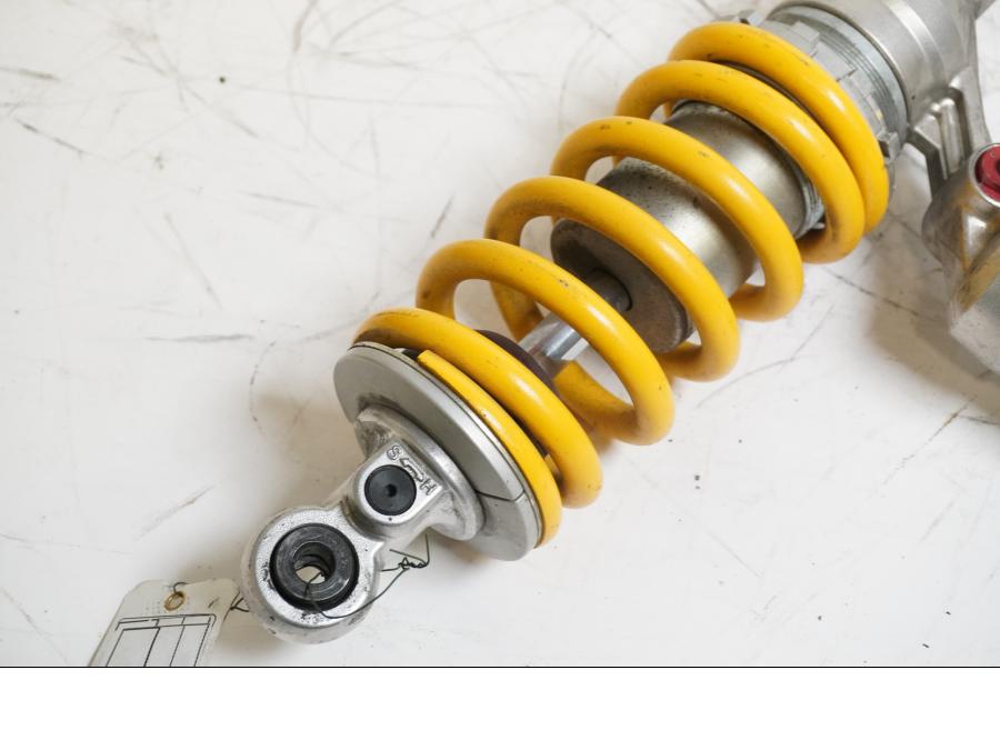 Snett uppifrån på Stötdämpare från en Ducati 848 EVO -2011 motorcykel.