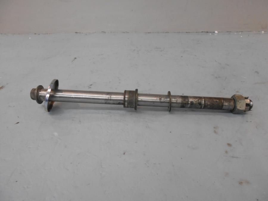 Framsidan på Axel från en Kawasaki VN 1500 Classic Tourer -2002 motorcykel.