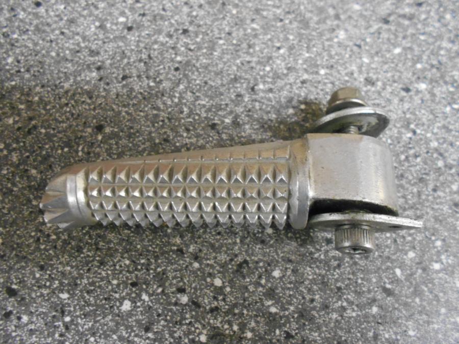 Framsidan på Fotpinne från en Yamaha YZF R6 -1999 motorcykel.