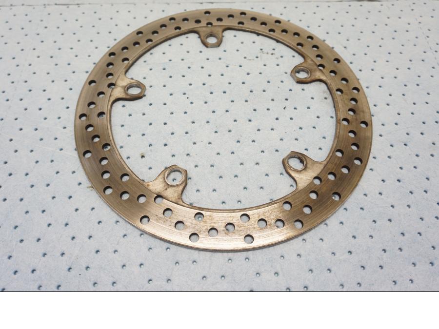 Baksidan på Bromsskiva från en BMW F 800 ST -2007 motorcykel.