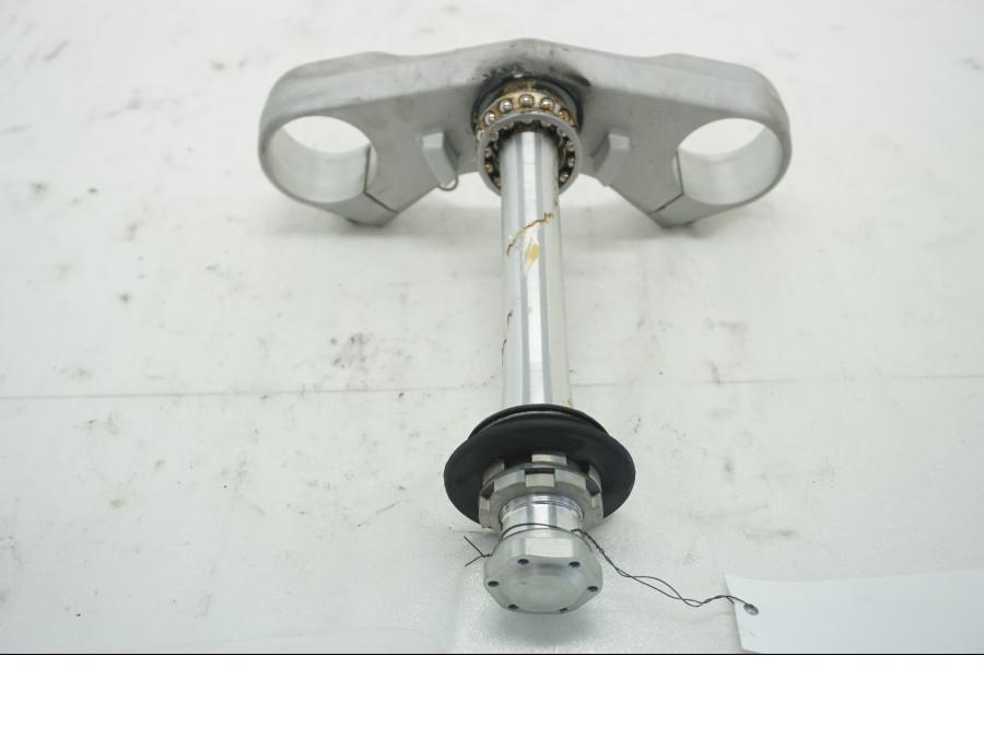 Baksidan på Gaffelkrona från en Triumph Tiger Explorer -2012 motorcykel.