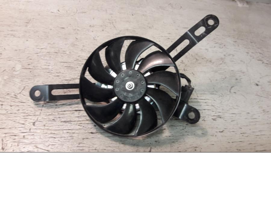 Baksidan på Vattenkylfläkt från en Honda ADV 750 -2017 motorcykel.